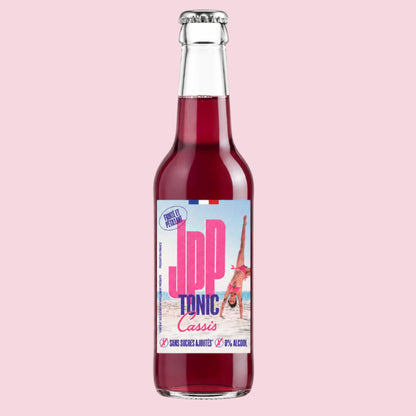 JPP Tonic Cassis 25 cL, tonic sans alcool et sans sucres ajoutés, sur fond rose